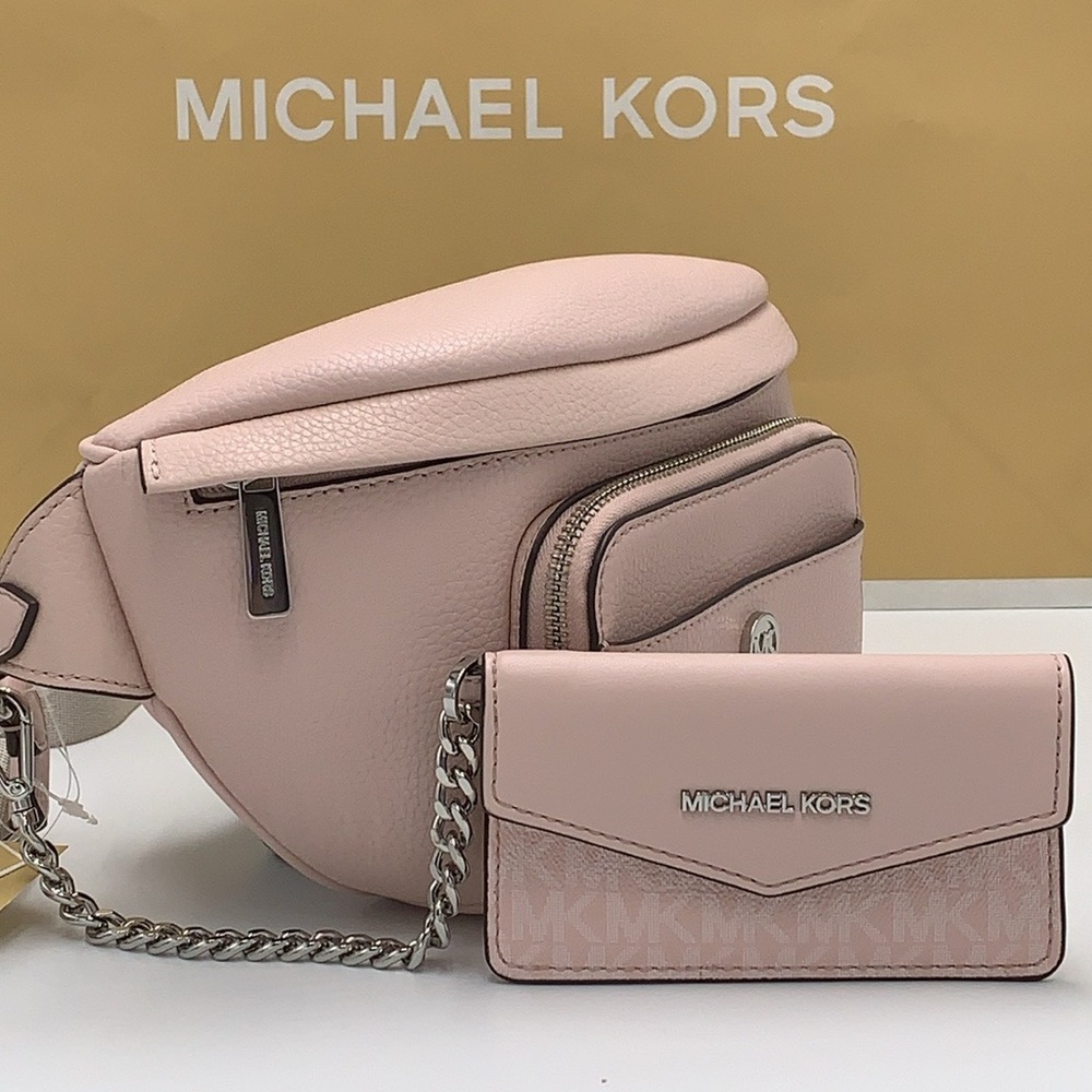 MICHAEL KORS
Maisie Large Pebbled Leather 2-in-1 Sling Pack
Lgt Powder Blush
NWT